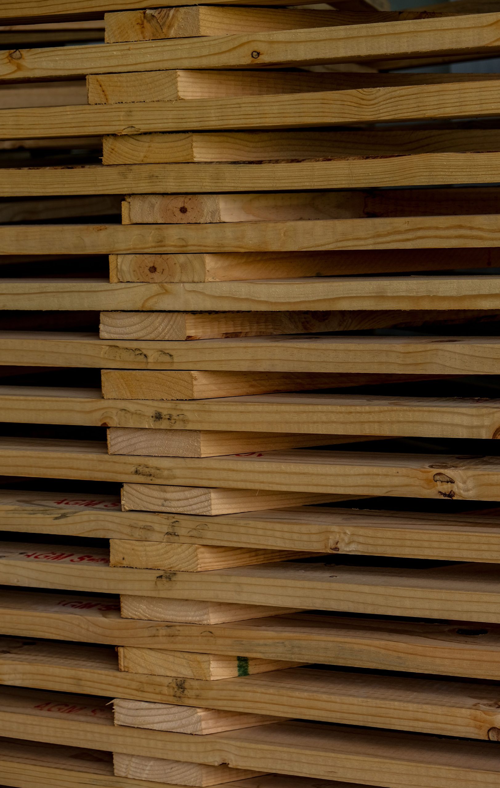 Servicios Detailed close-up of neatly stacked wooden planks, ideal for woodworking and construction themed concepts.